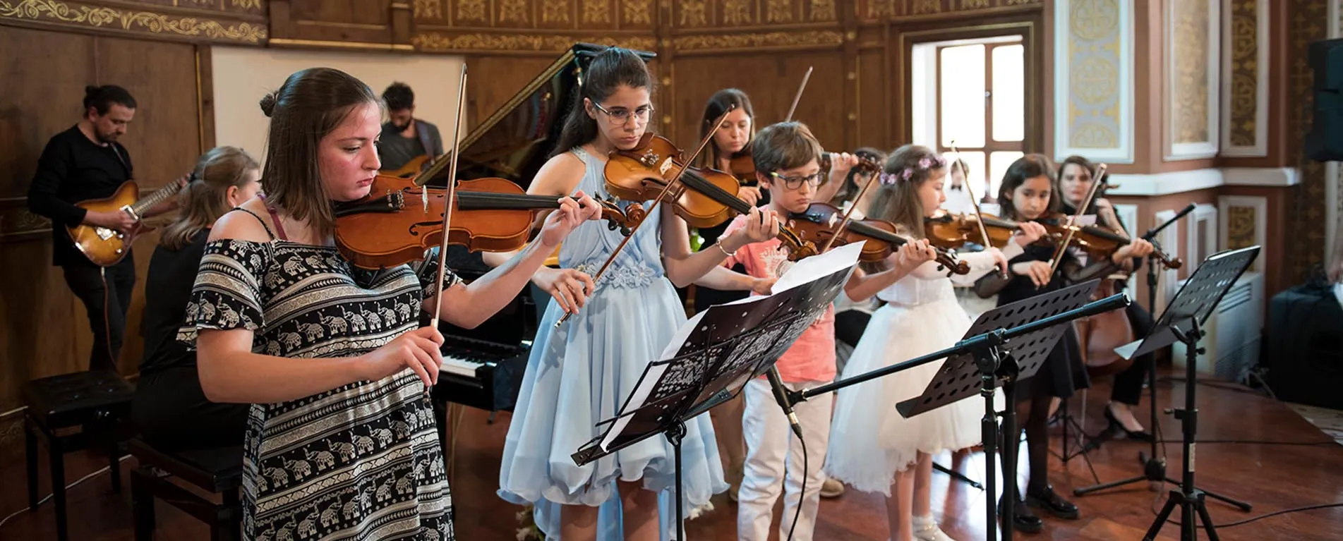 Ataşehir okulu gösterisinden bir sahne