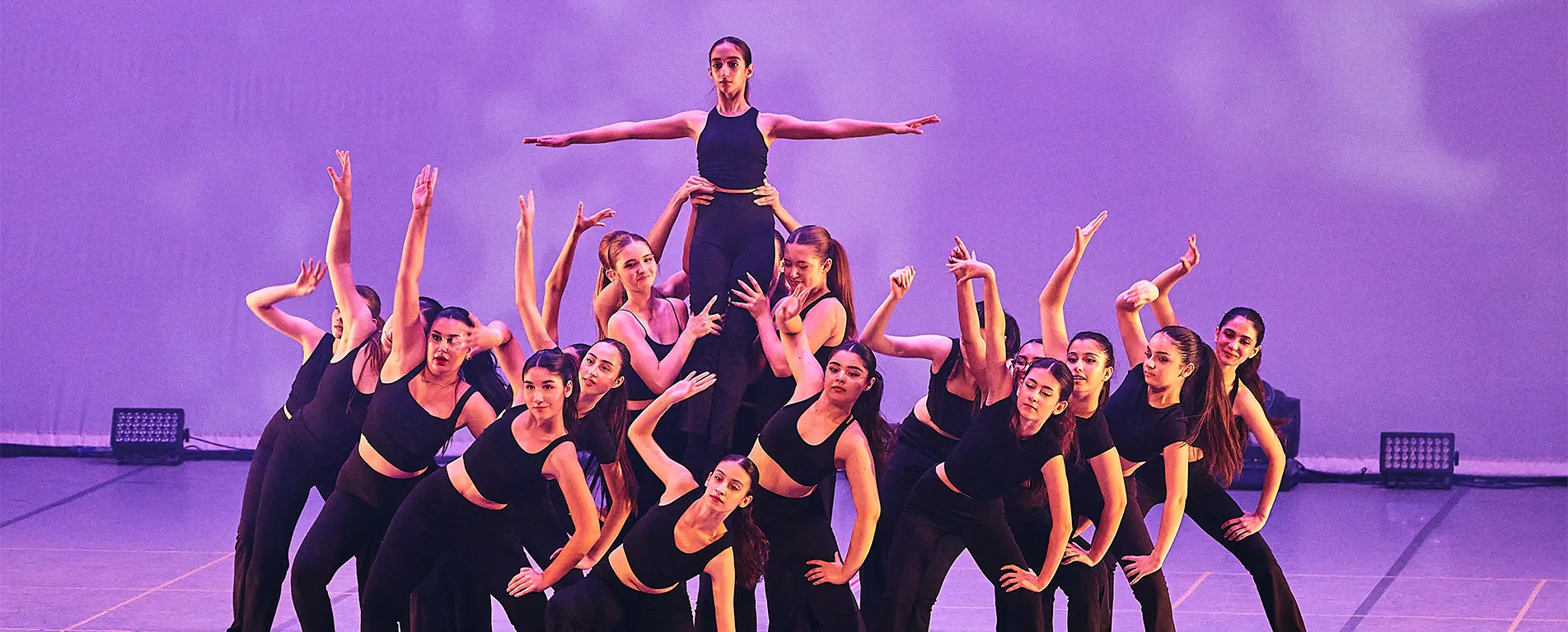 İzmir-Sahilevleri okulu gösterisinden bir sahne