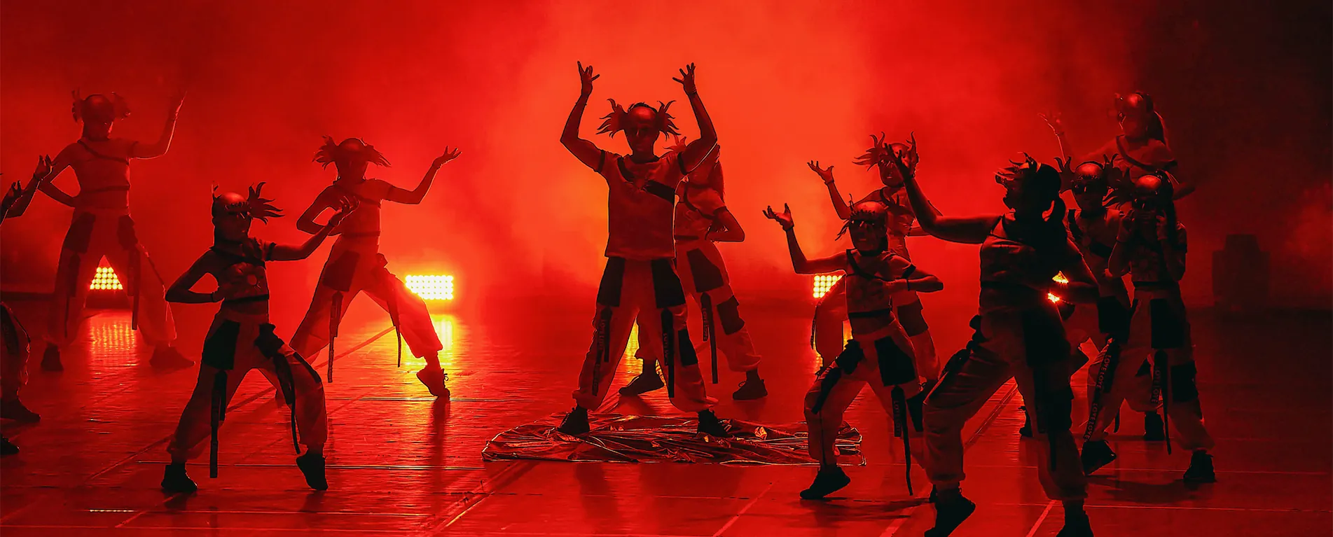 İzmir-Sahilevleri okulu gösterisinden bir sahne