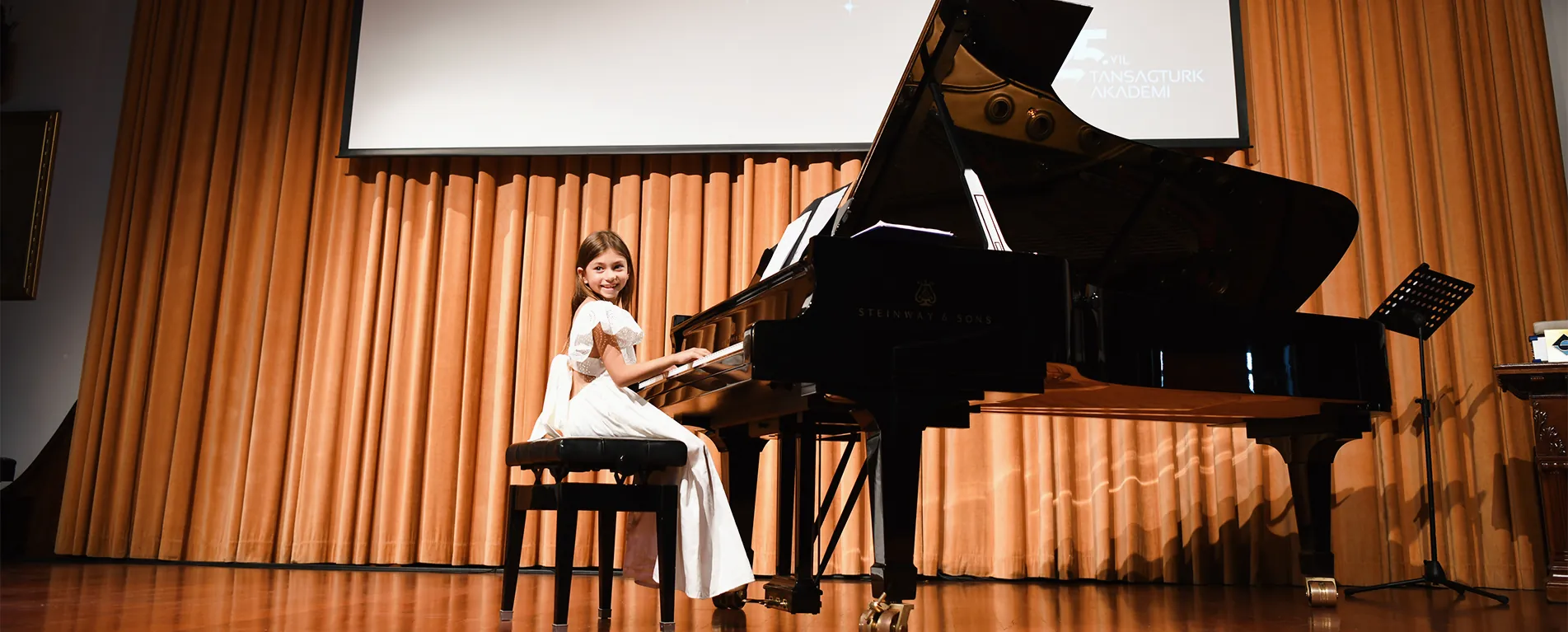 Zekeriyaköy okulu gösterisinden bir sahne